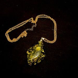 Pendant necklace with sparkles